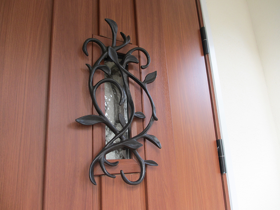 アイアン鋳物飾りがついた玄関ドア。