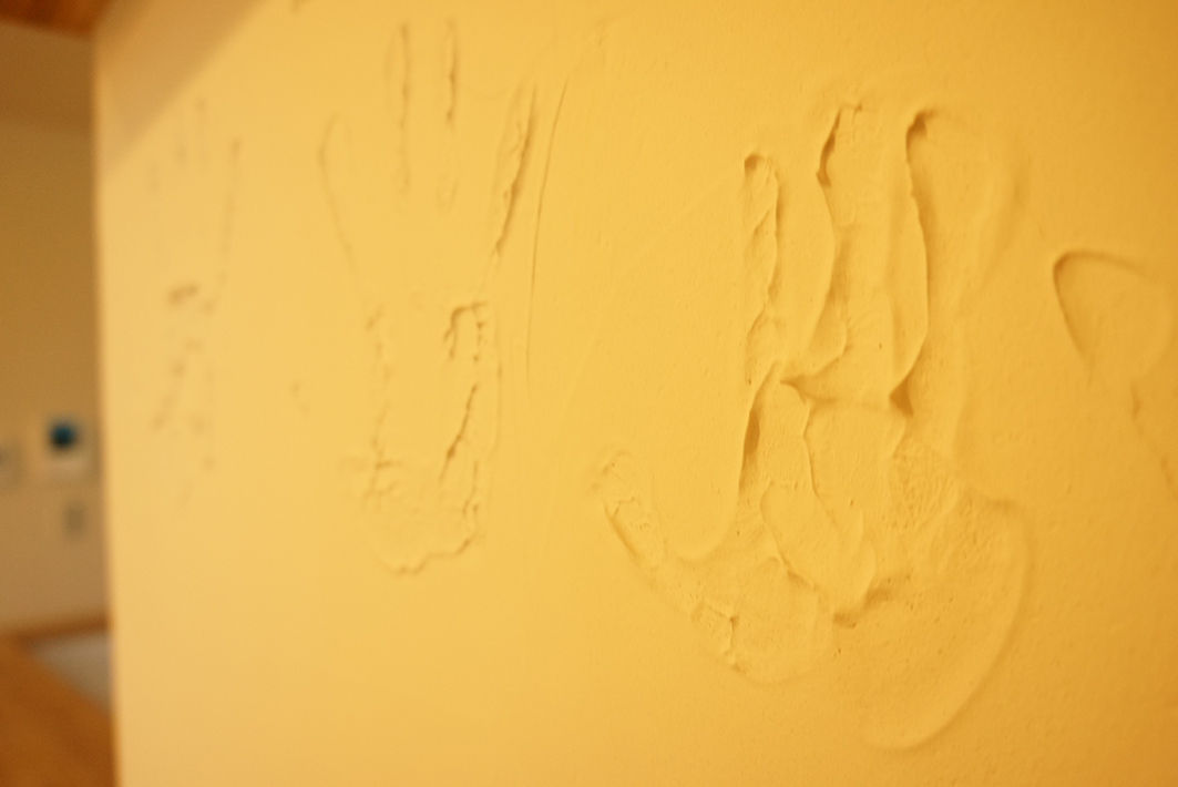 リビングの塗り壁に、家族みんなでつけた思い出の手形